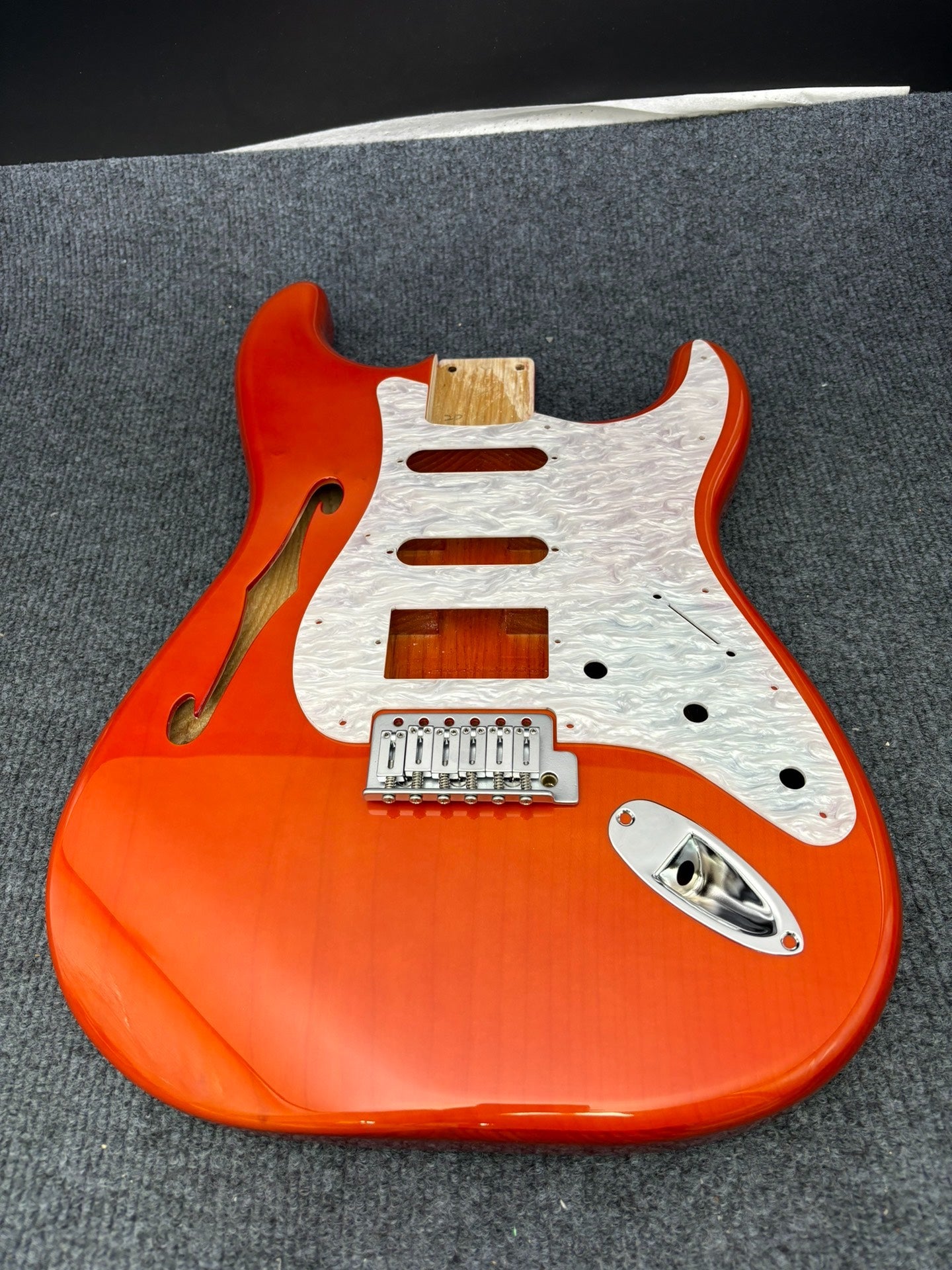 The semi-hollow body of the adapted ST electric guitar is 55.9mm wide and 17mm deep, with standard brass vibrato bridge and customized circuit.