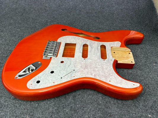 The semi-hollow body of the adapted ST electric guitar is 55.9mm wide and 17mm deep, with standard brass vibrato bridge and customized circuit.