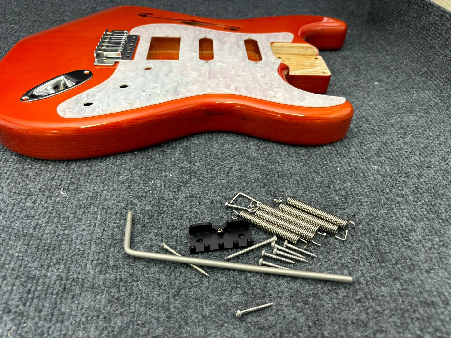 The semi-hollow body of the adapted ST electric guitar is 55.9mm wide and 17mm deep, with standard brass vibrato bridge and customized circuit.