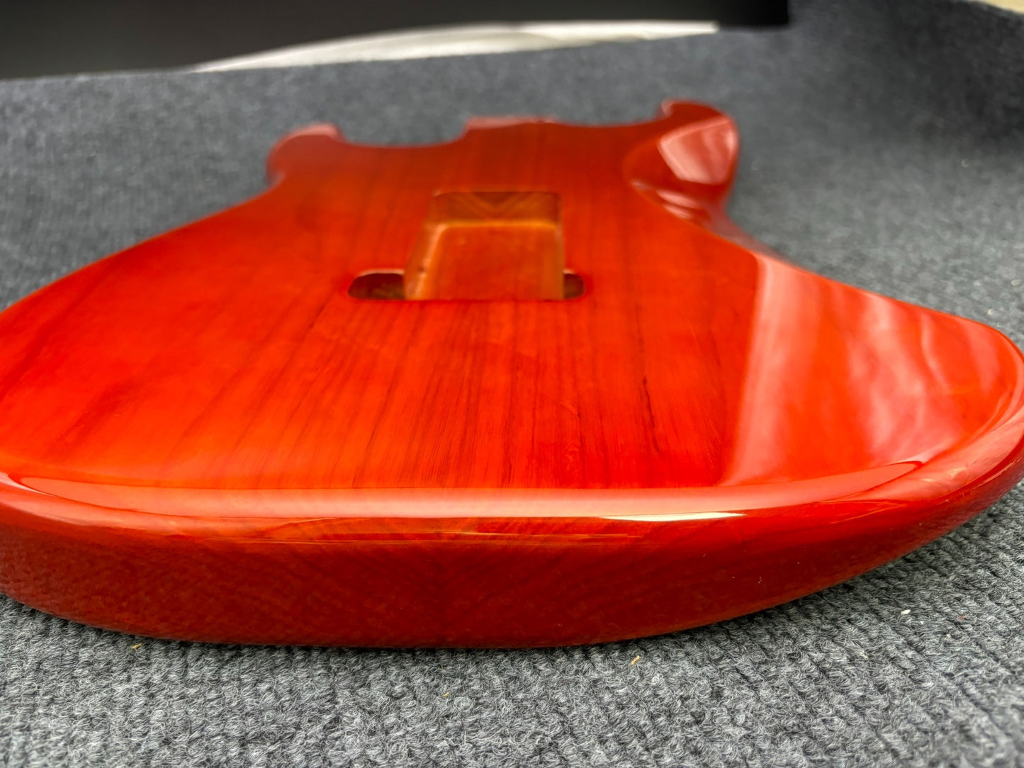 The semi-hollow body of the adapted ST electric guitar is 55.9mm wide and 17mm deep, with standard brass vibrato bridge and customized circuit.