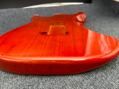 The semi-hollow body of the adapted ST electric guitar is 55.9mm wide and 17mm deep, with standard brass vibrato bridge and customized circuit.