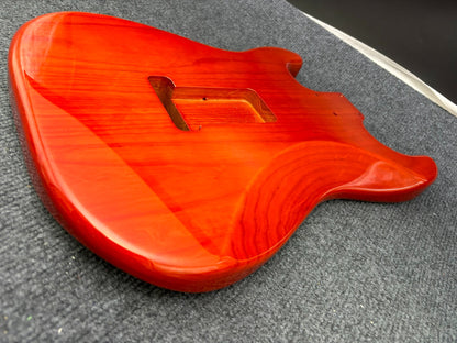 The semi-hollow body of the adapted ST electric guitar is 55.9mm wide and 17mm deep, with standard brass vibrato bridge and customized circuit.