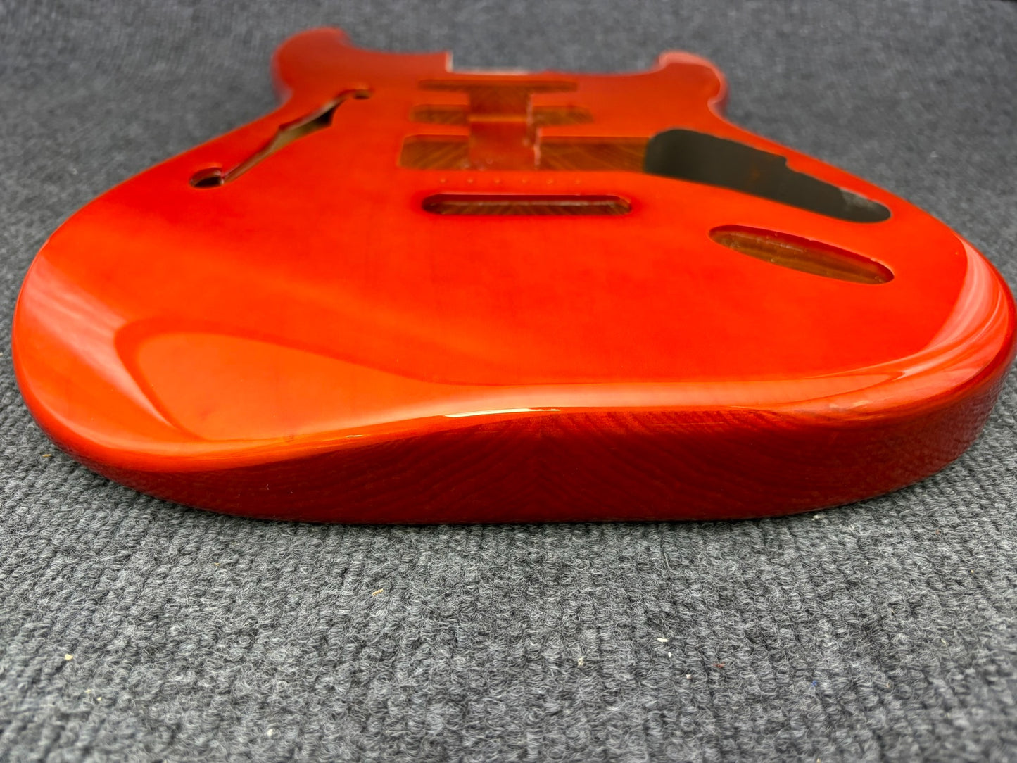 The semi-hollow body of the adapted ST electric guitar is 55.9mm wide and 17mm deep, with standard brass vibrato bridge and customized circuit.