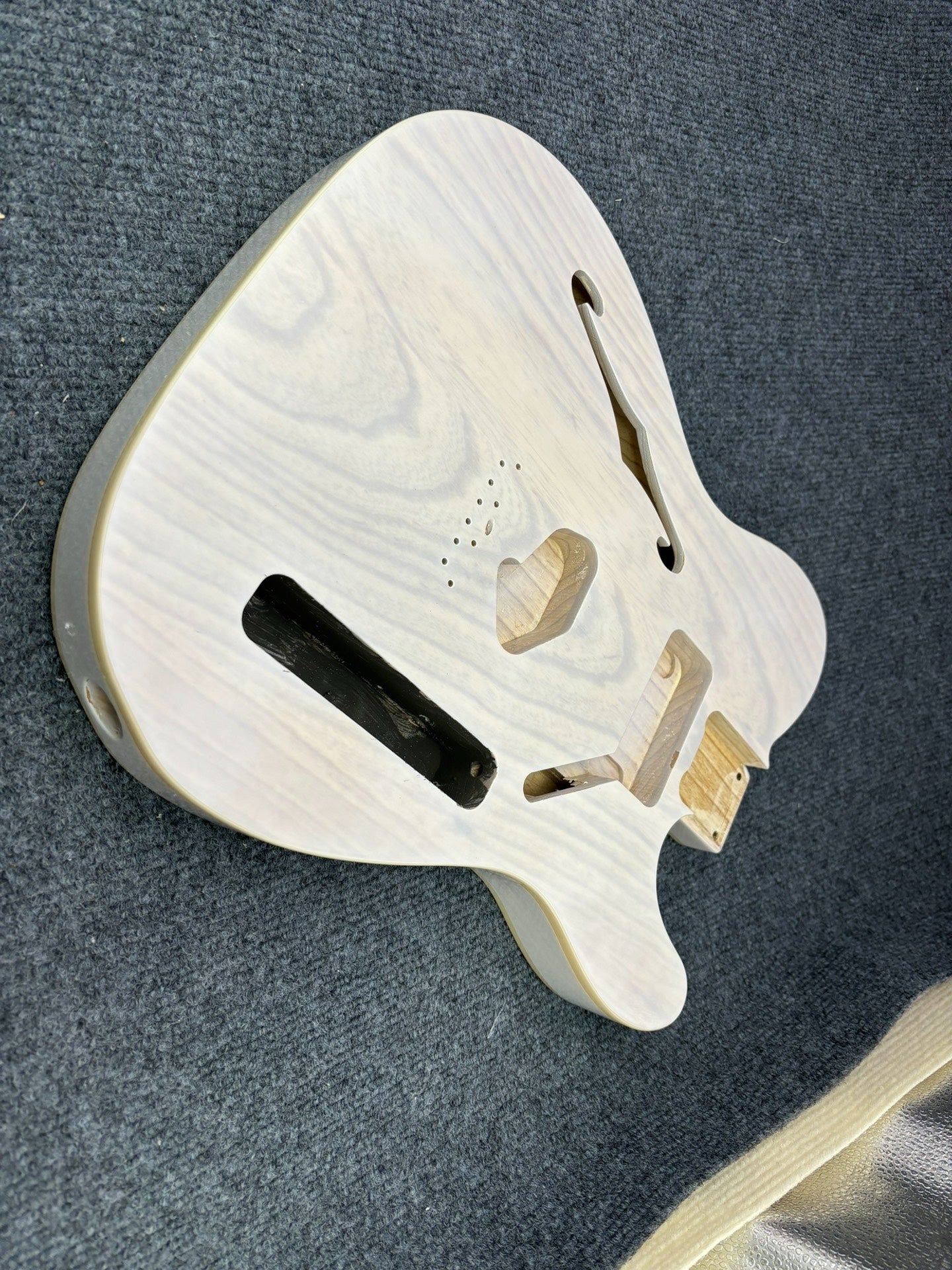 The semi-hollow body of TL electric guitar is 55.9mm wide and 17mm deep, with standard brass bridge and customized circuit.