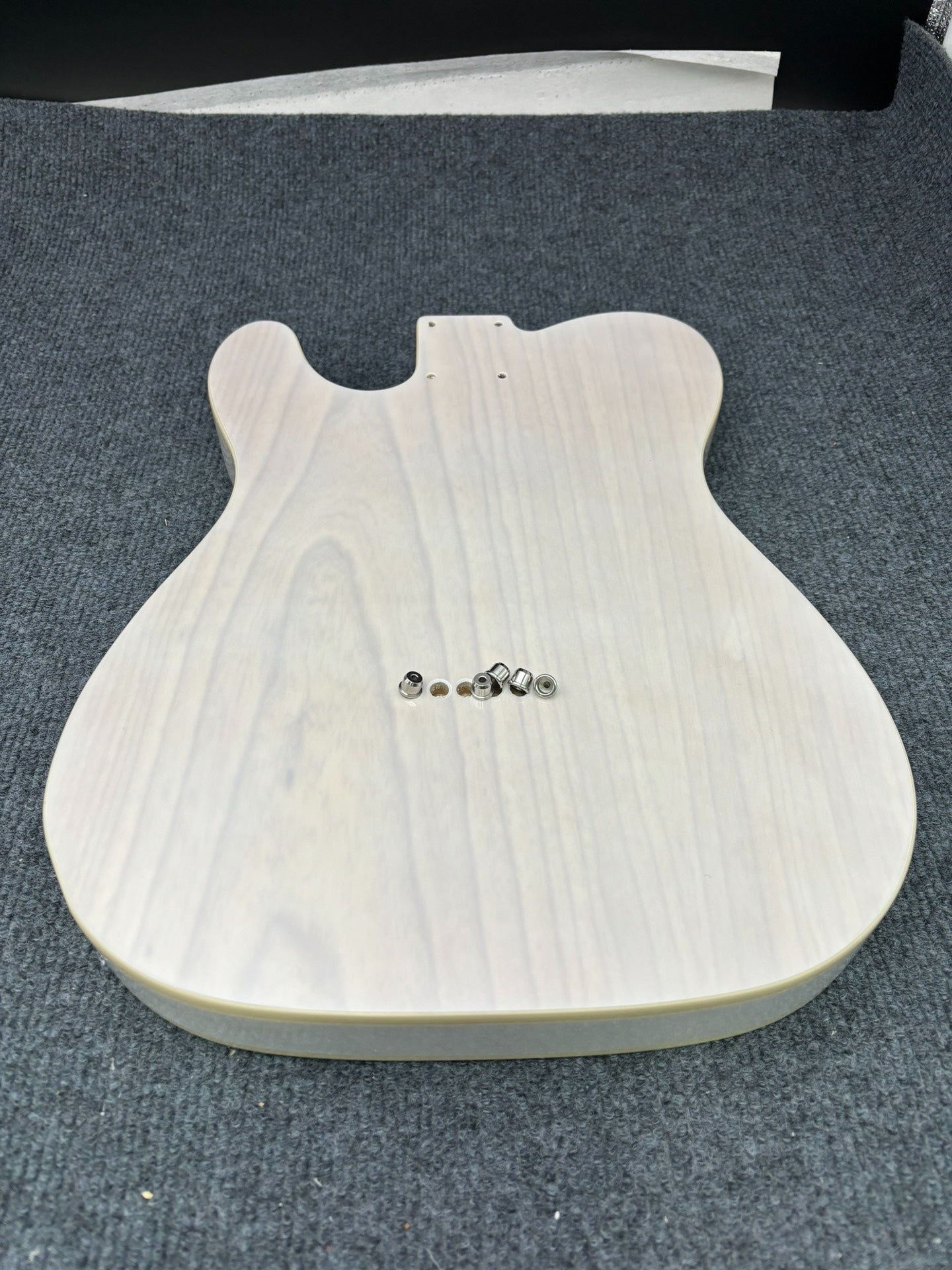 The semi-hollow body of TL electric guitar is 55.9mm wide and 17mm deep, with standard brass bridge and customized circuit.