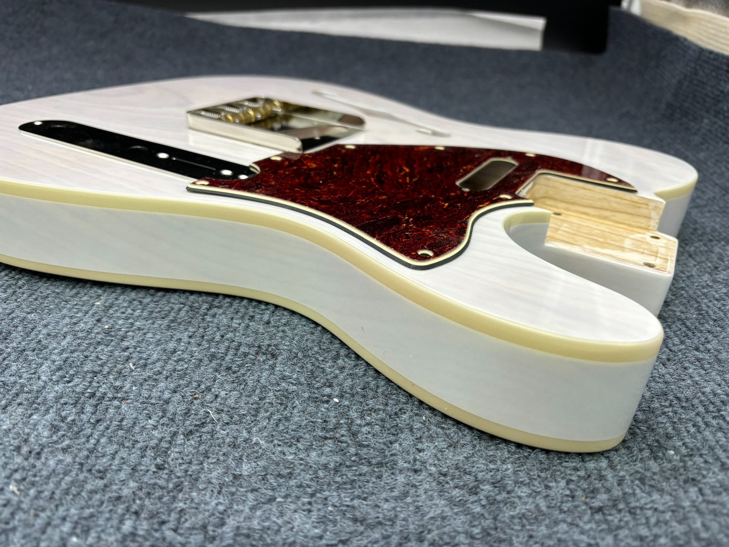 The semi-hollow body of TL electric guitar is 55.9mm wide and 17mm deep, with standard brass bridge and customized circuit.