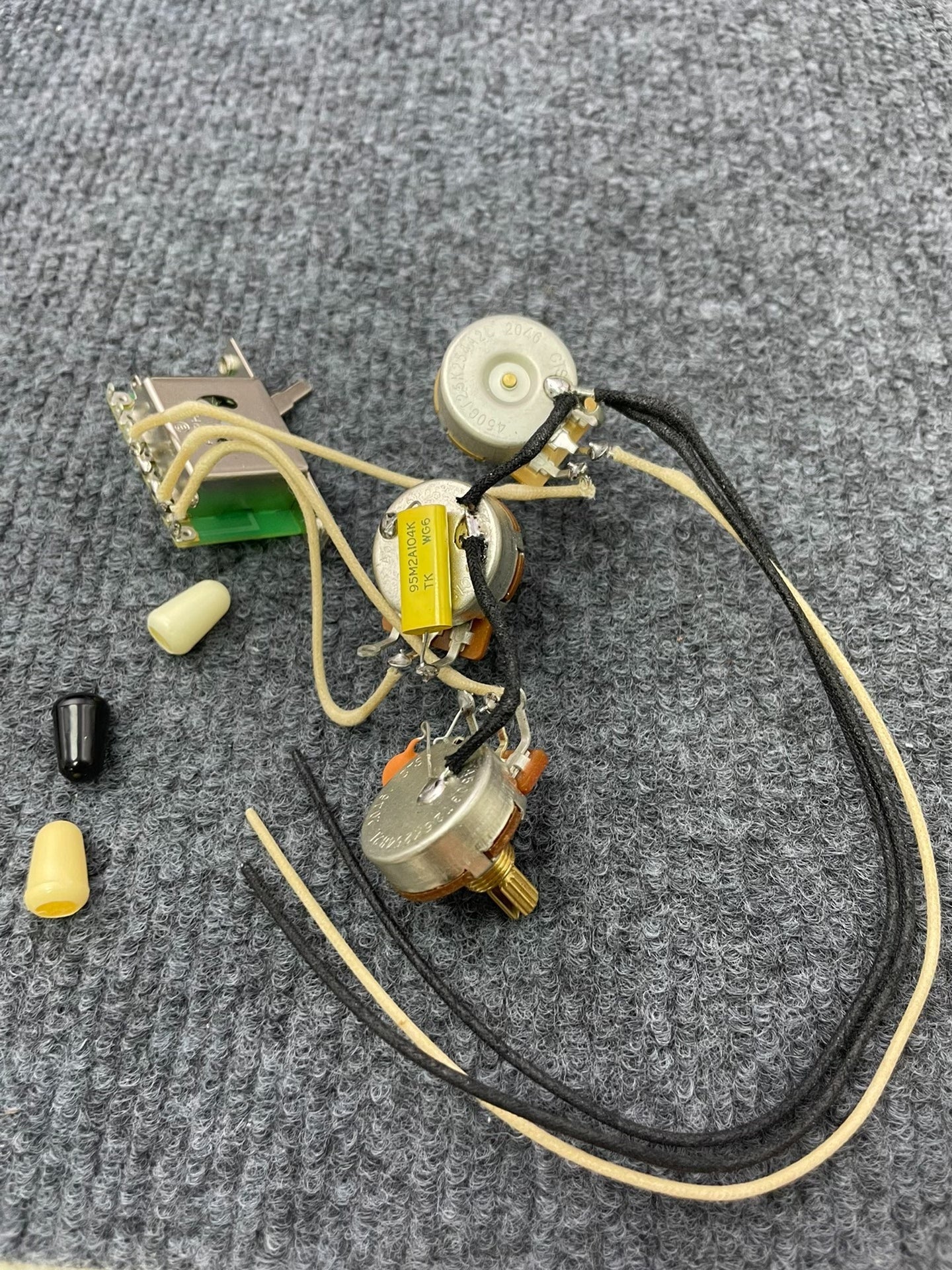 The semi-hollow body of the adapted ST electric guitar is 55.9mm wide and 17mm deep, with standard brass vibrato bridge and customized circuit.