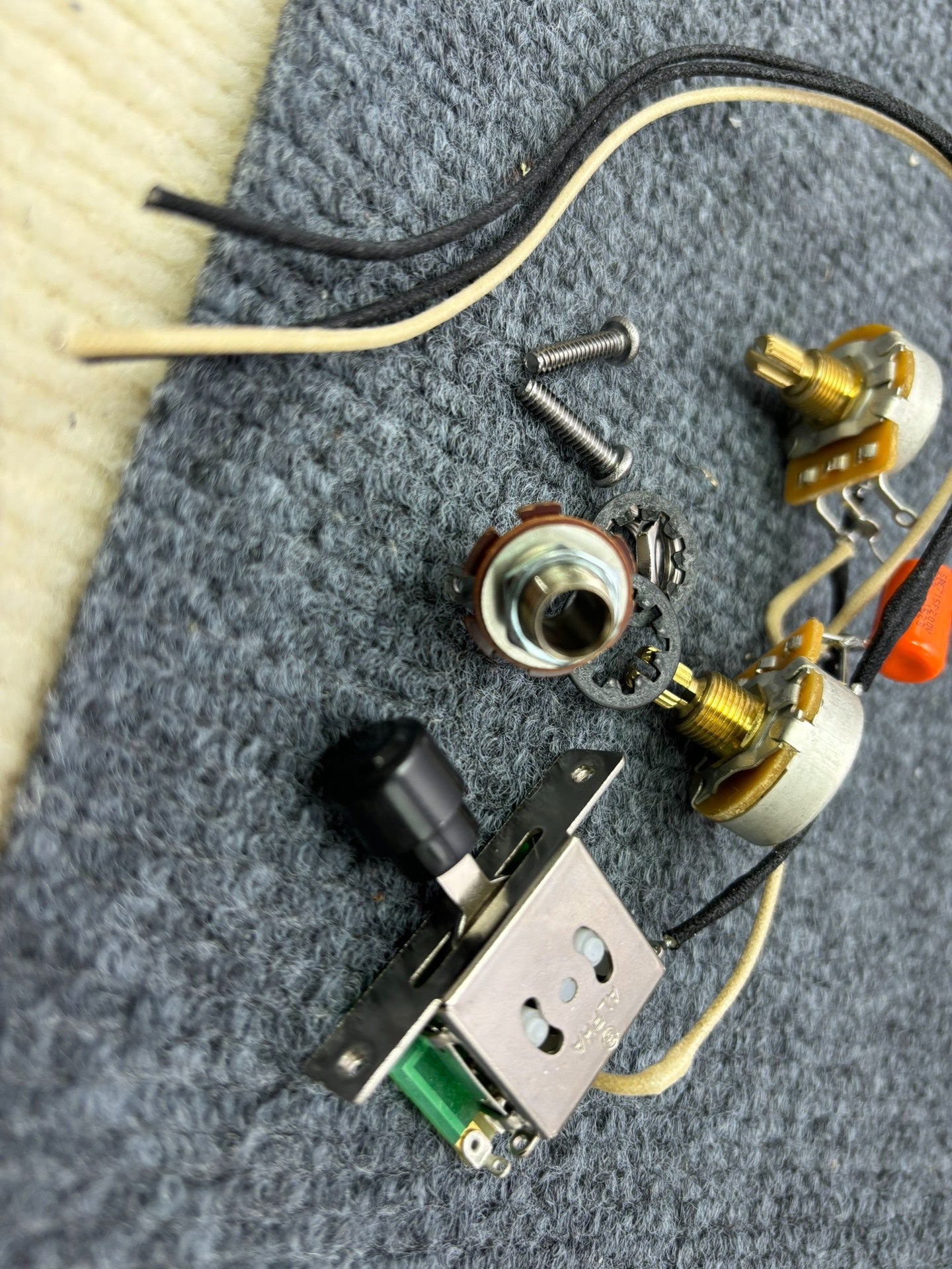 The semi-hollow body of TL electric guitar is 55.9mm wide and 17mm deep, with standard brass bridge and customized circuit.