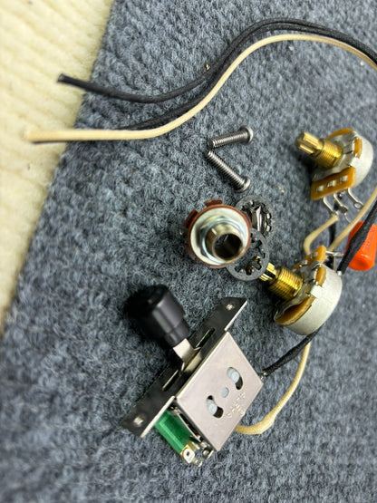 The semi-hollow body of TL electric guitar is 55.9mm wide and 17mm deep, with standard brass bridge and customized circuit.