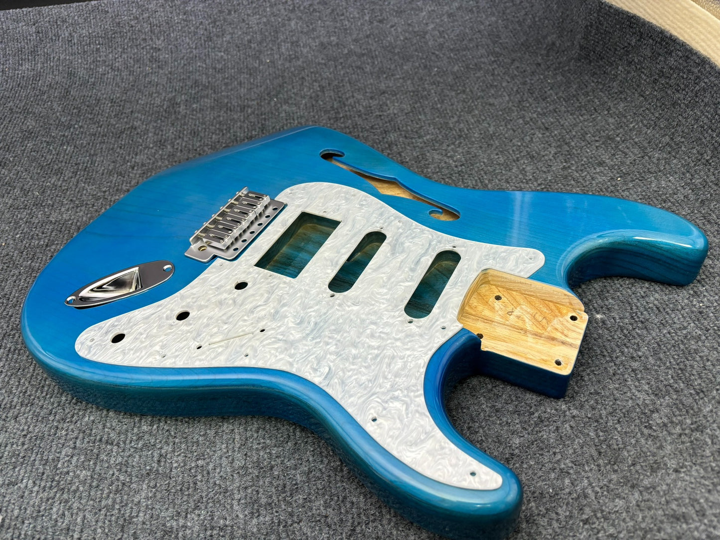 The semi-hollow body of the adapted ST electric guitar is 55.9mm wide and 17mm deep, with standard brass vibrato bridge and customized circuit.