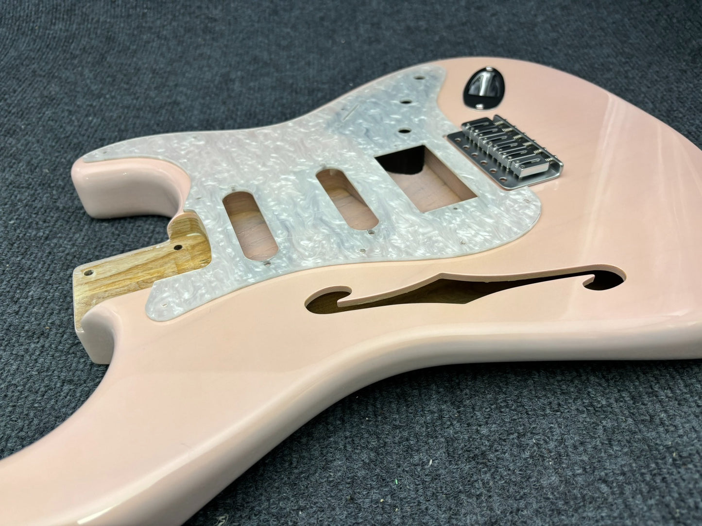 The semi-hollow body of the adapted ST electric guitar is 55.9mm wide and 17mm deep, with standard brass vibrato bridge and customized circuit.