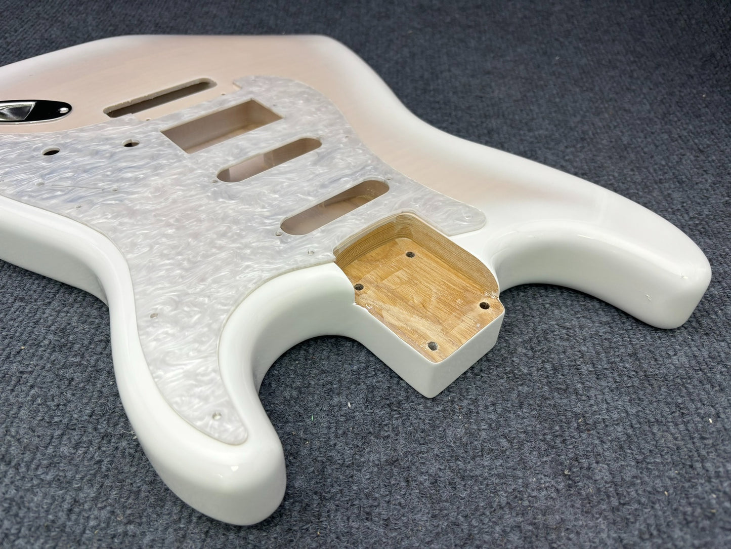 The semi-hollow body of the adapted ST electric guitar is 55.9mm wide and 17mm deep, with standard brass vibrato bridge and customized circuit.