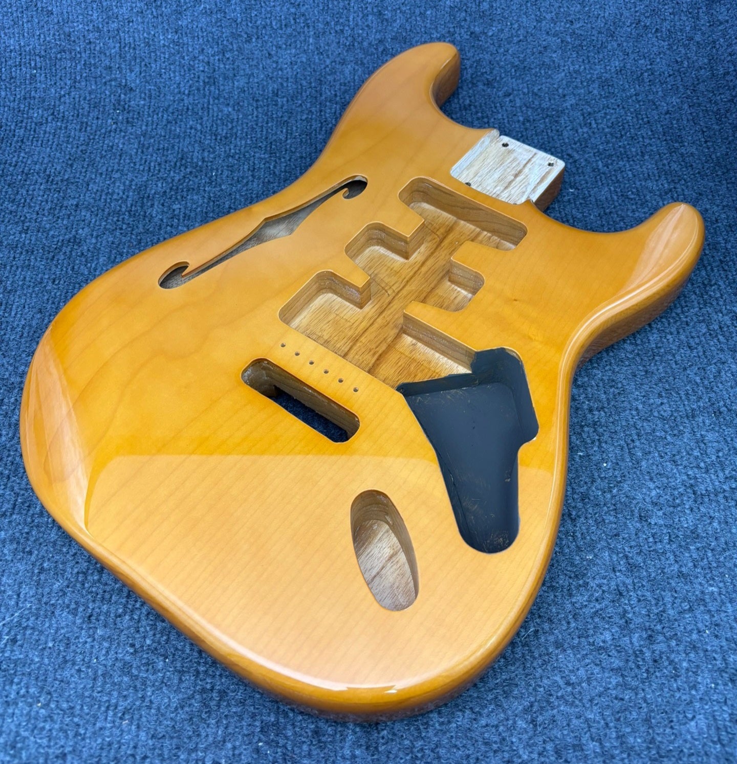 The semi-hollow body of the adapted ST electric guitar is 55.9mm wide and 17mm deep, with standard brass vibrato bridge and customized circuit.