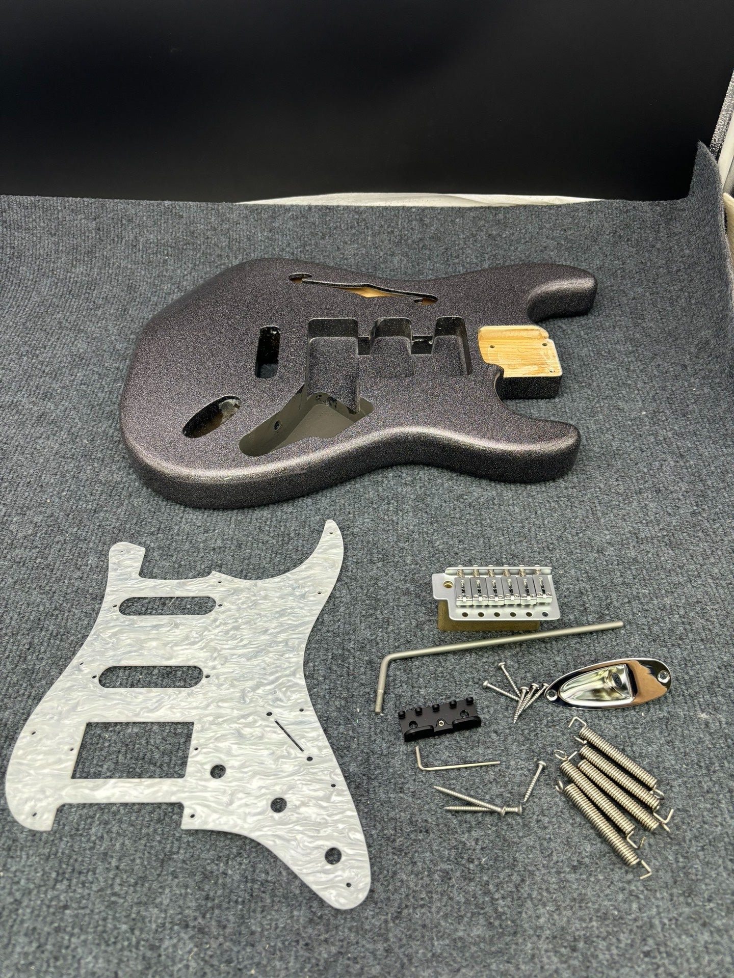 The semi-hollow body of the adapted ST electric guitar is 55.9mm wide and 17mm deep, with standard brass vibrato bridge and customized circuit.