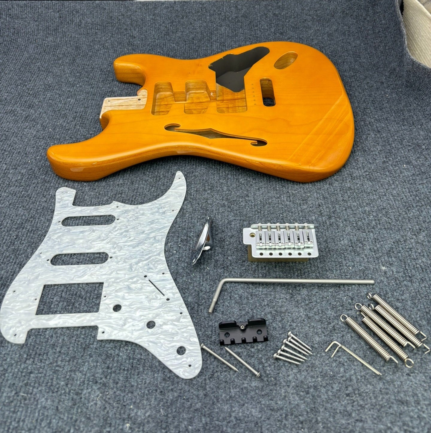 The semi-hollow body of the adapted ST electric guitar is 55.9mm wide and 17mm deep, with standard brass vibrato bridge and customized circuit.