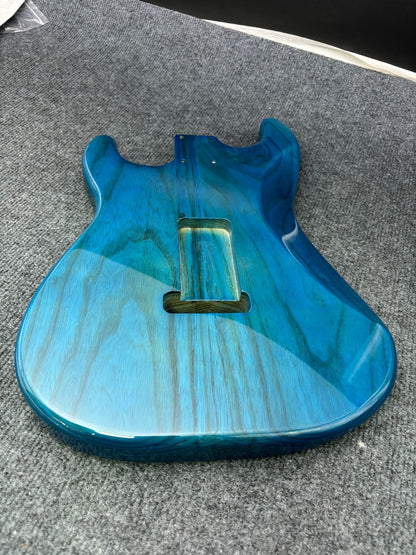 The semi-hollow body of the adapted ST electric guitar is 55.9mm wide and 17mm deep, with standard brass vibrato bridge and customized circuit.