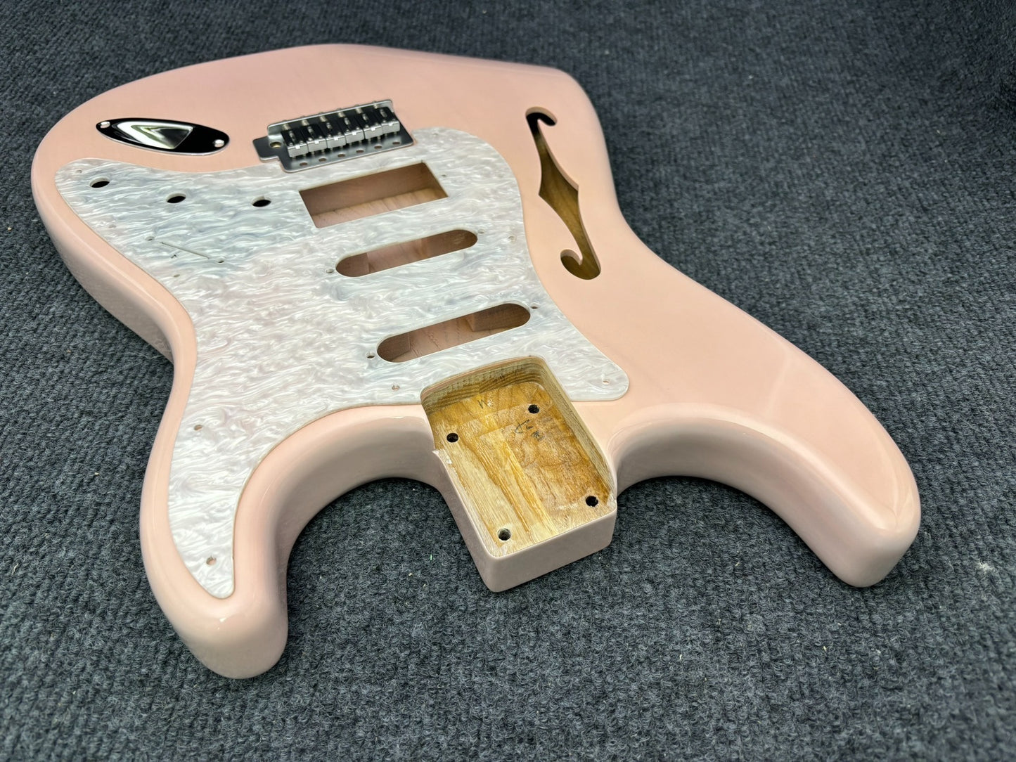 The semi-hollow body of the adapted ST electric guitar is 55.9mm wide and 17mm deep, with standard brass vibrato bridge and customized circuit.