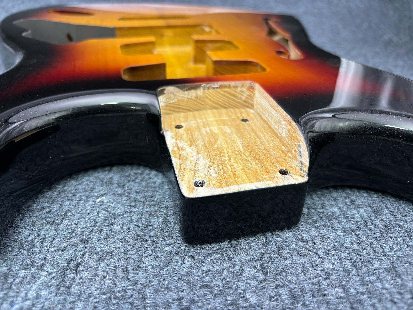 The semi-hollow body of the adapted ST electric guitar is 55.9mm wide and 17mm deep, with standard brass vibrato bridge and customized circuit.