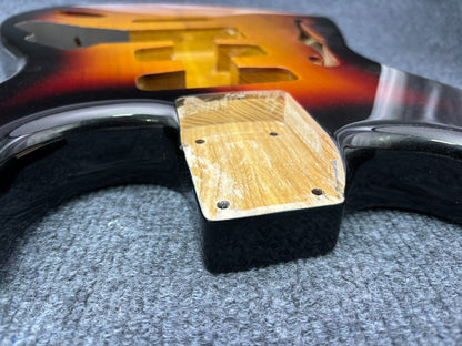 The semi-hollow body of the adapted ST electric guitar is 55.9mm wide and 17mm deep, with standard brass vibrato bridge and customized circuit.