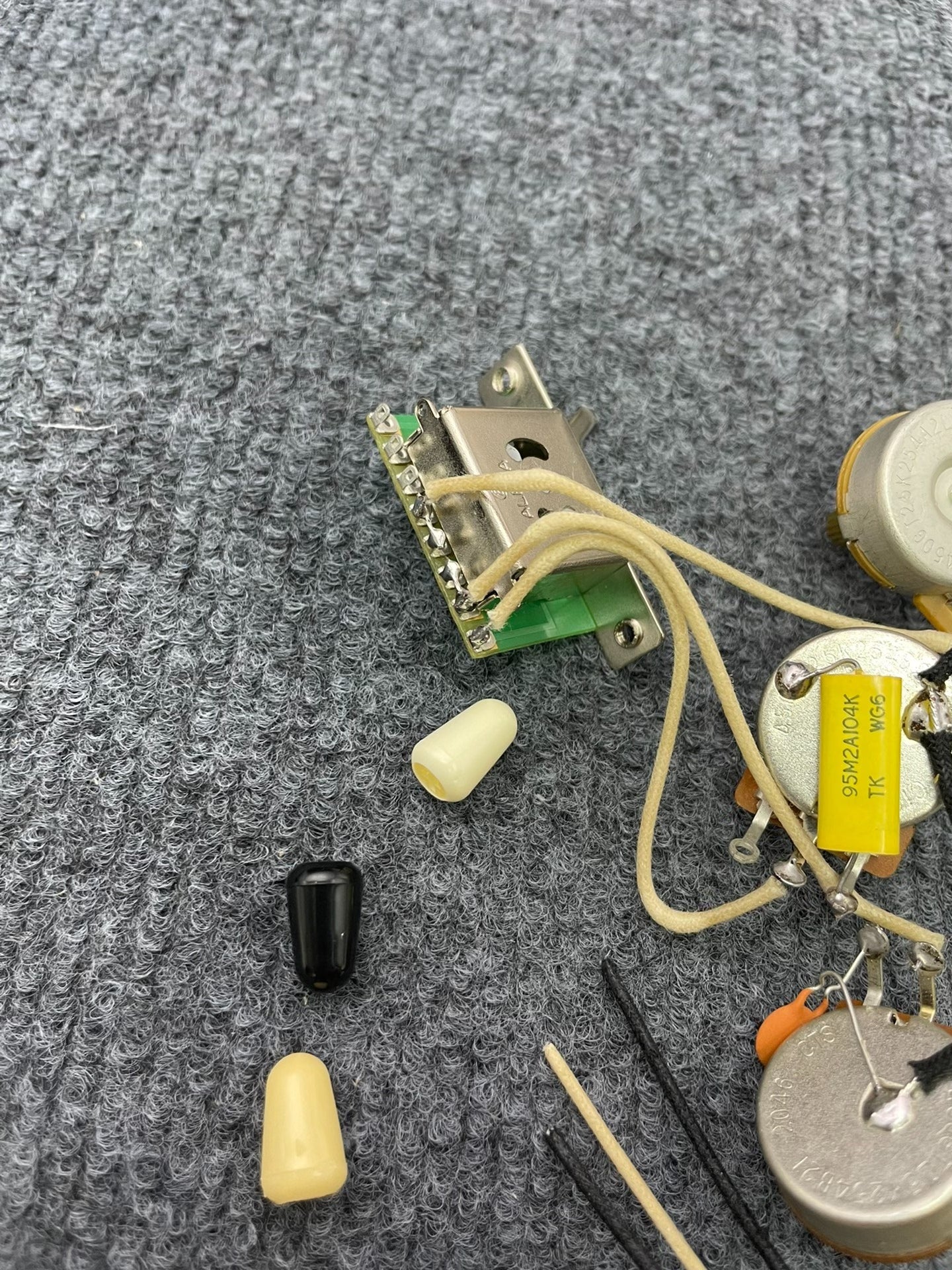 The semi-hollow body of the adapted ST electric guitar is 55.9mm wide and 17mm deep, with standard brass vibrato bridge and customized circuit.