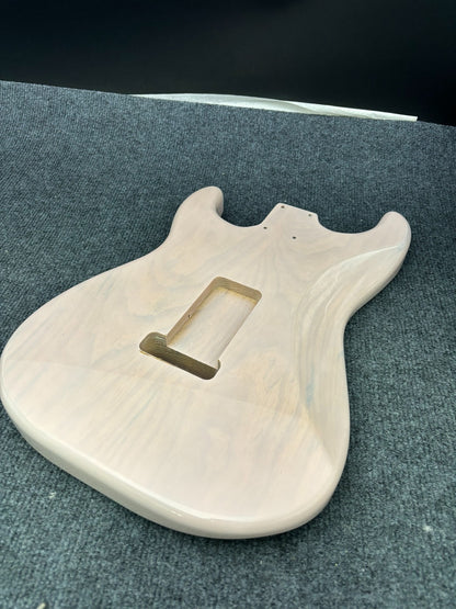 The semi-hollow body of the adapted ST electric guitar is 55.9mm wide and 17mm deep, with standard brass vibrato bridge and customized circuit.