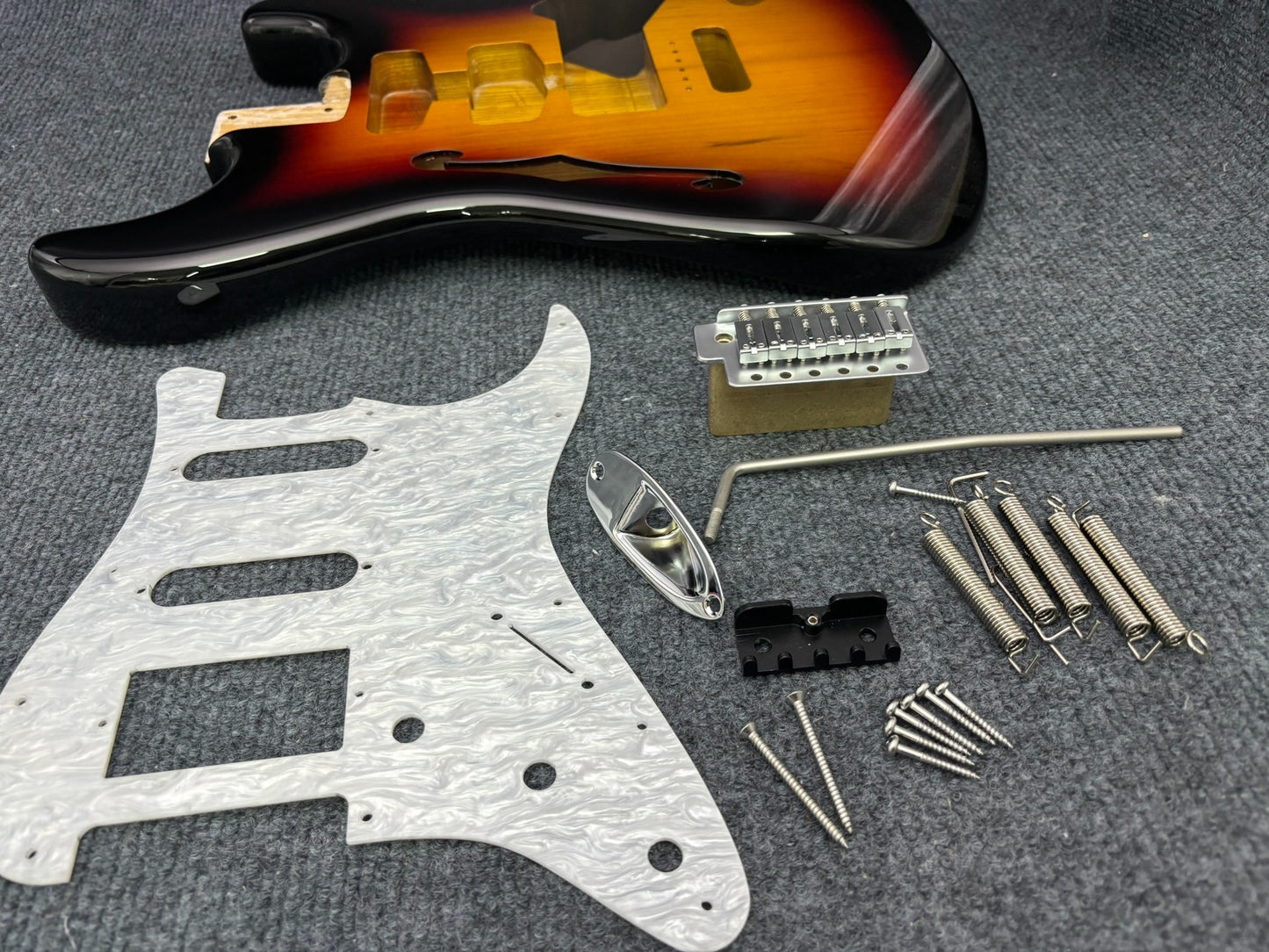The semi-hollow body of the adapted ST electric guitar is 55.9mm wide and 17mm deep, with standard brass vibrato bridge and customized circuit.