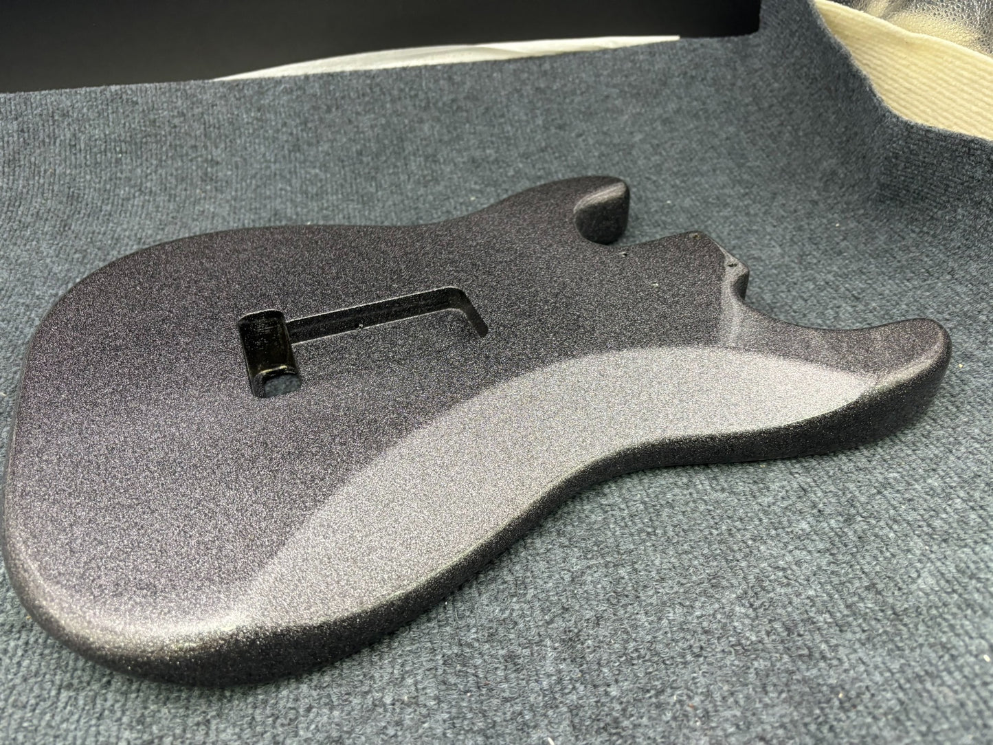 The semi-hollow body of the adapted ST electric guitar is 55.9mm wide and 17mm deep, with standard brass vibrato bridge and customized circuit.