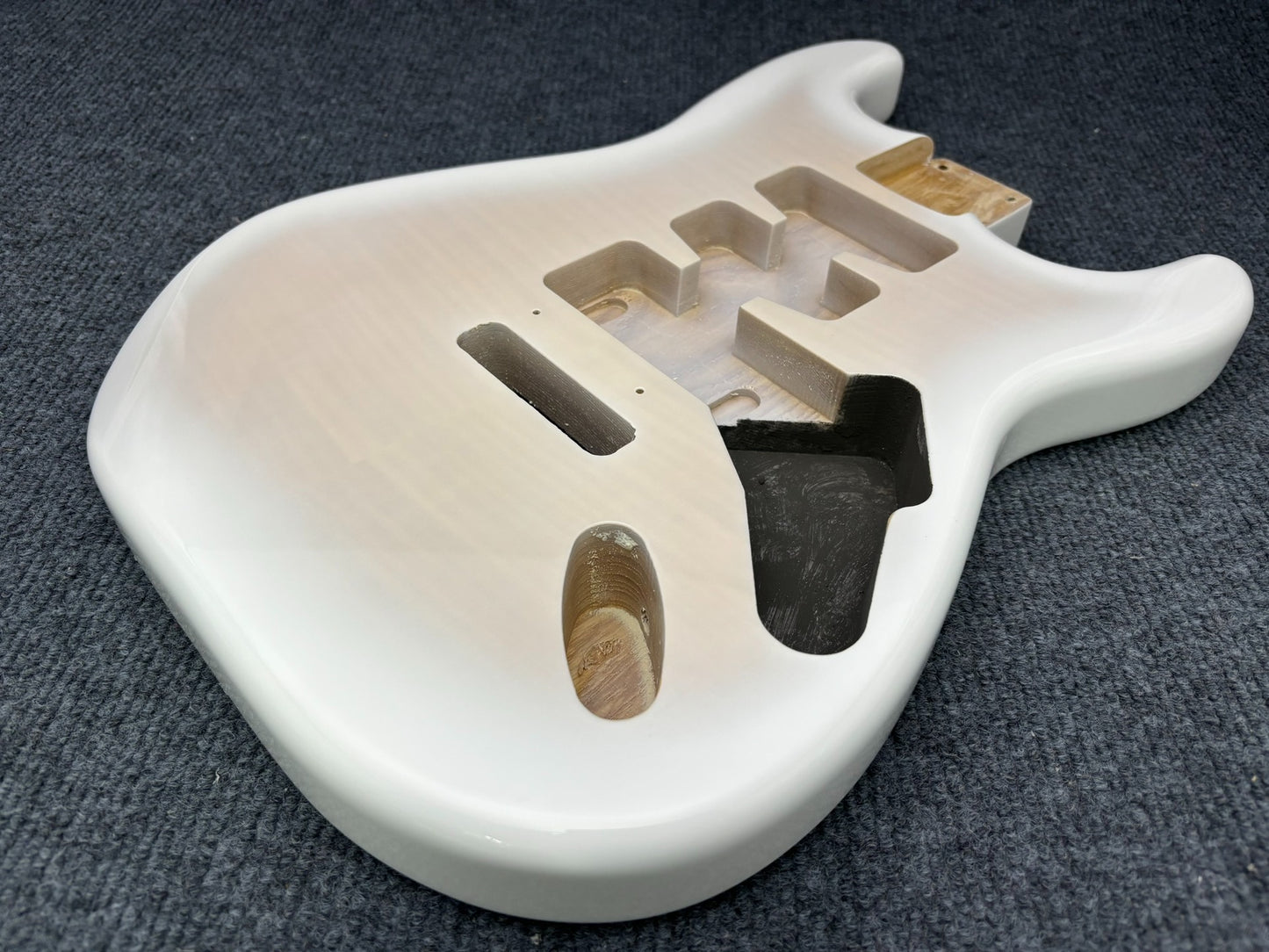 The semi-hollow body of the adapted ST electric guitar is 55.9mm wide and 17mm deep, with standard brass vibrato bridge and customized circuit.