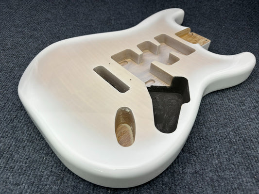 The semi-hollow body of the adapted ST electric guitar is 55.9mm wide and 17mm deep, with standard brass vibrato bridge and customized circuit.