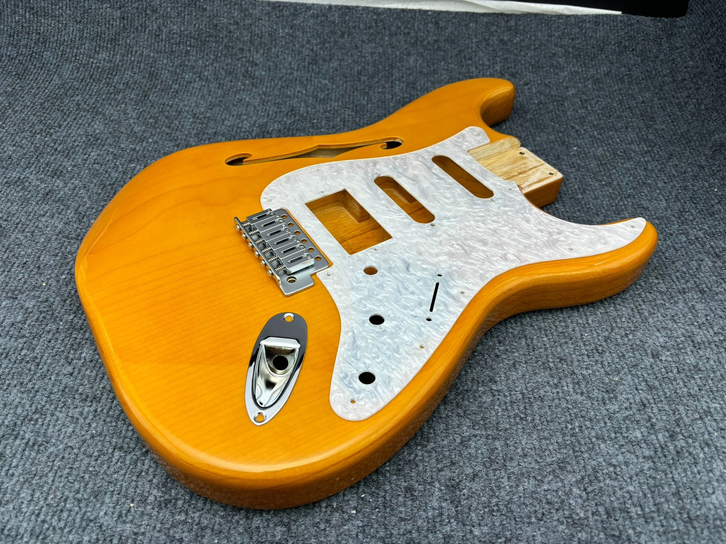 The semi-hollow body of the adapted ST electric guitar is 55.9mm wide and 17mm deep, with standard brass vibrato bridge and customized circuit.
