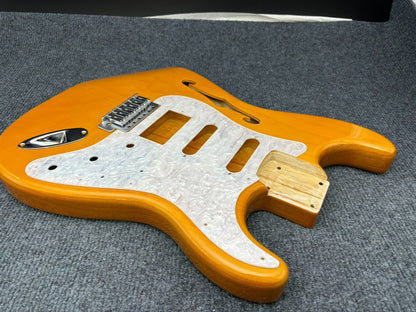 The semi-hollow body of the adapted ST electric guitar is 55.9mm wide and 17mm deep, with standard brass vibrato bridge and customized circuit.