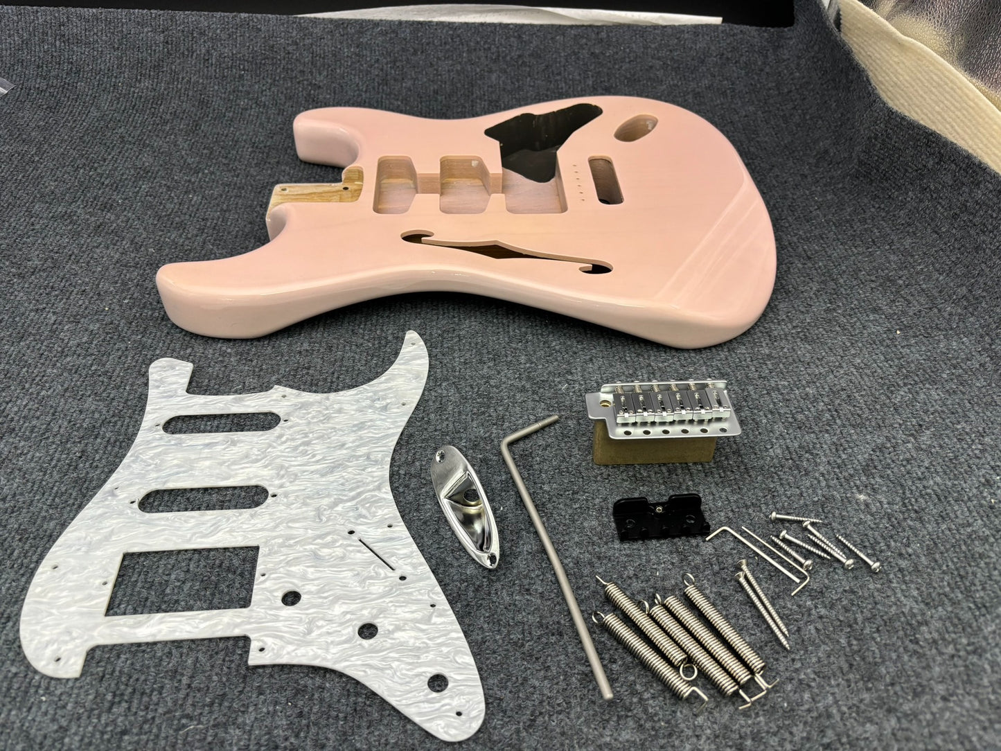 The semi-hollow body of the adapted ST electric guitar is 55.9mm wide and 17mm deep, with standard brass vibrato bridge and customized circuit.