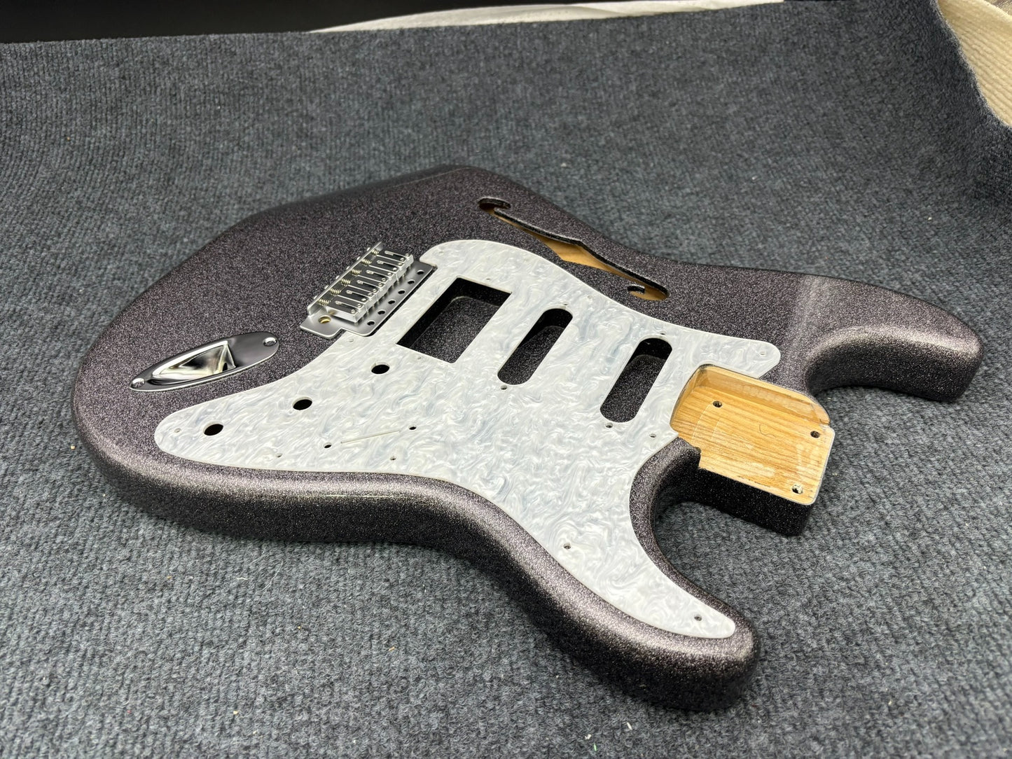 The semi-hollow body of the adapted ST electric guitar is 55.9mm wide and 17mm deep, with standard brass vibrato bridge and customized circuit.