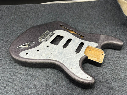 The semi-hollow body of the adapted ST electric guitar is 55.9mm wide and 17mm deep, with standard brass vibrato bridge and customized circuit.