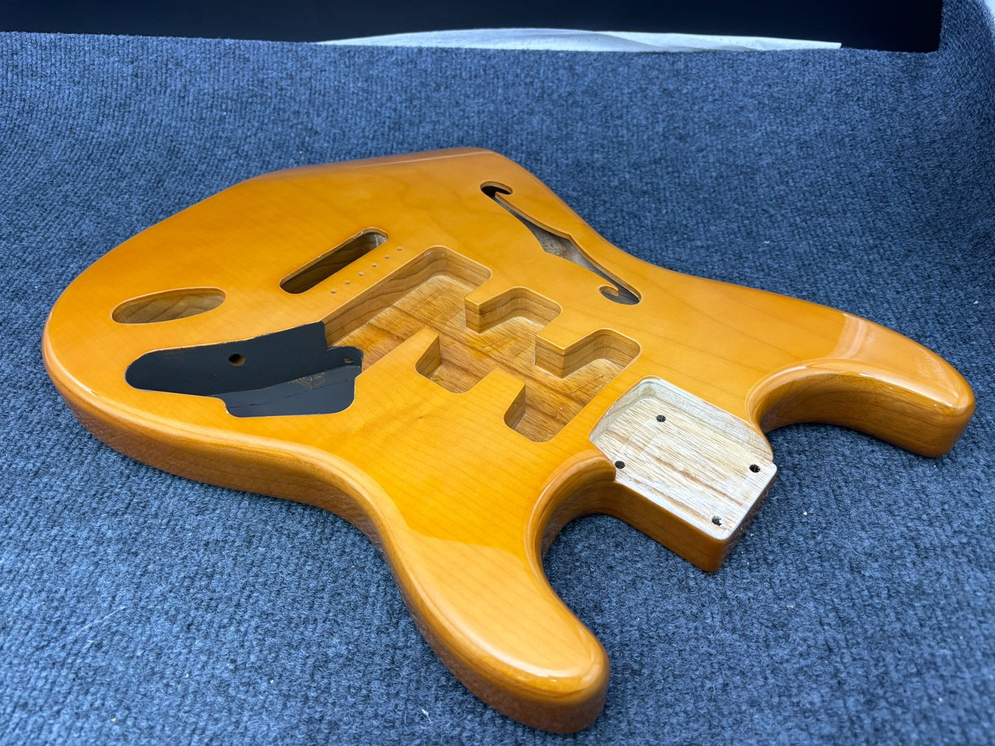 The semi-hollow body of the adapted ST electric guitar is 55.9mm wide and 17mm deep, with standard brass vibrato bridge and customized circuit.