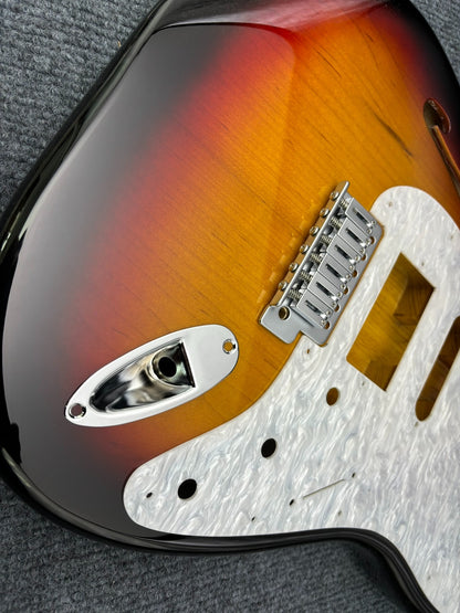 The semi-hollow body of the adapted ST electric guitar is 55.9mm wide and 17mm deep, with standard brass vibrato bridge and customized circuit.