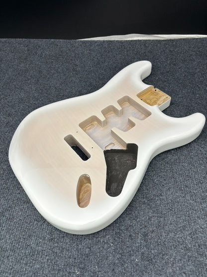 The semi-hollow body of the adapted ST electric guitar is 55.9mm wide and 17mm deep, with standard brass vibrato bridge and customized circuit.
