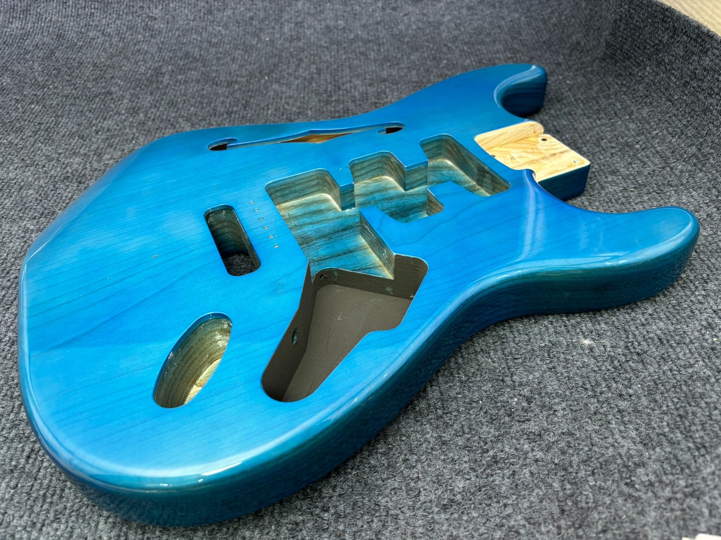 The semi-hollow body of the adapted ST electric guitar is 55.9mm wide and 17mm deep, with standard brass vibrato bridge and customized circuit.