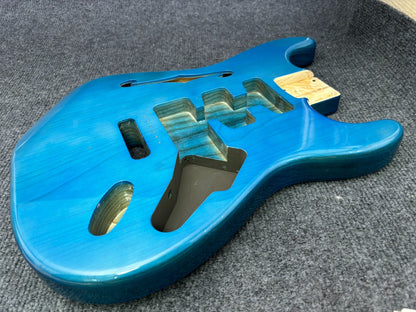 The semi-hollow body of the adapted ST electric guitar is 55.9mm wide and 17mm deep, with standard brass vibrato bridge and customized circuit.