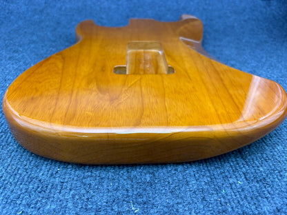 The semi-hollow body of the adapted ST electric guitar is 55.9mm wide and 17mm deep, with standard brass vibrato bridge and customized circuit.