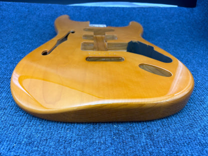 The semi-hollow body of the adapted ST electric guitar is 55.9mm wide and 17mm deep, with standard brass vibrato bridge and customized circuit.