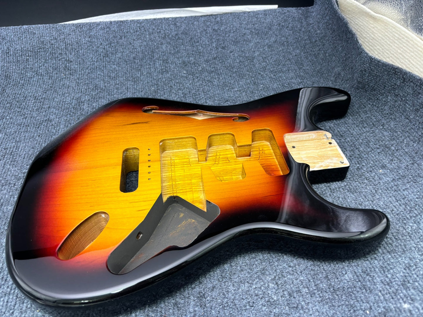 The semi-hollow body of the adapted ST electric guitar is 55.9mm wide and 17mm deep, with standard brass vibrato bridge and customized circuit.