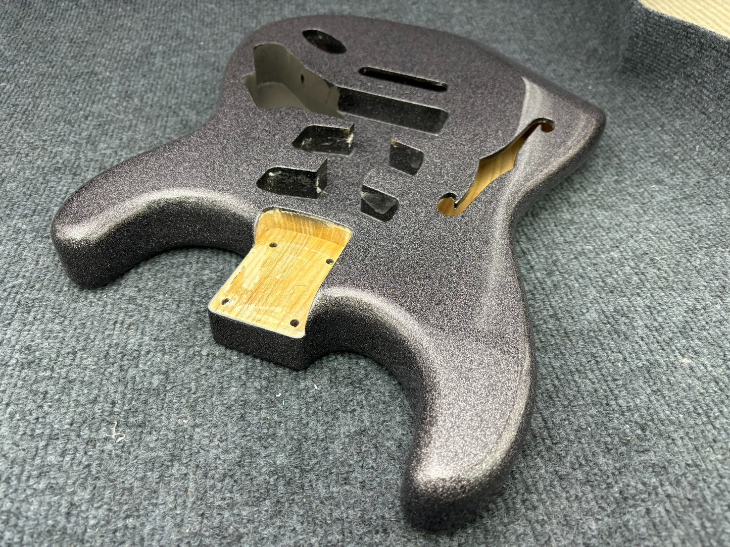 The semi-hollow body of the adapted ST electric guitar is 55.9mm wide and 17mm deep, with standard brass vibrato bridge and customized circuit.
