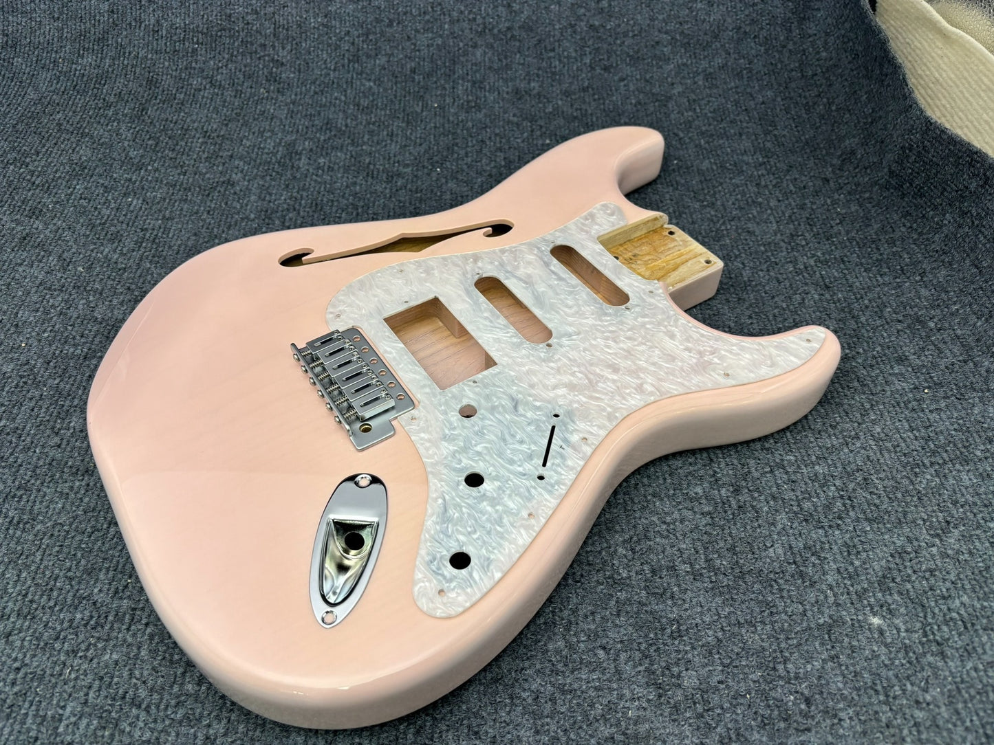 The semi-hollow body of the adapted ST electric guitar is 55.9mm wide and 17mm deep, with standard brass vibrato bridge and customized circuit.