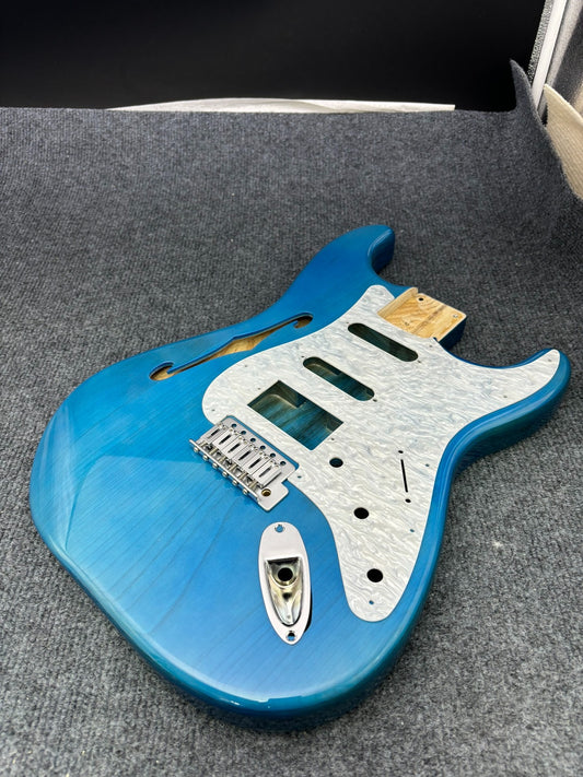 The semi-hollow body of the adapted ST electric guitar is 55.9mm wide and 17mm deep, with standard brass vibrato bridge and customized circuit.