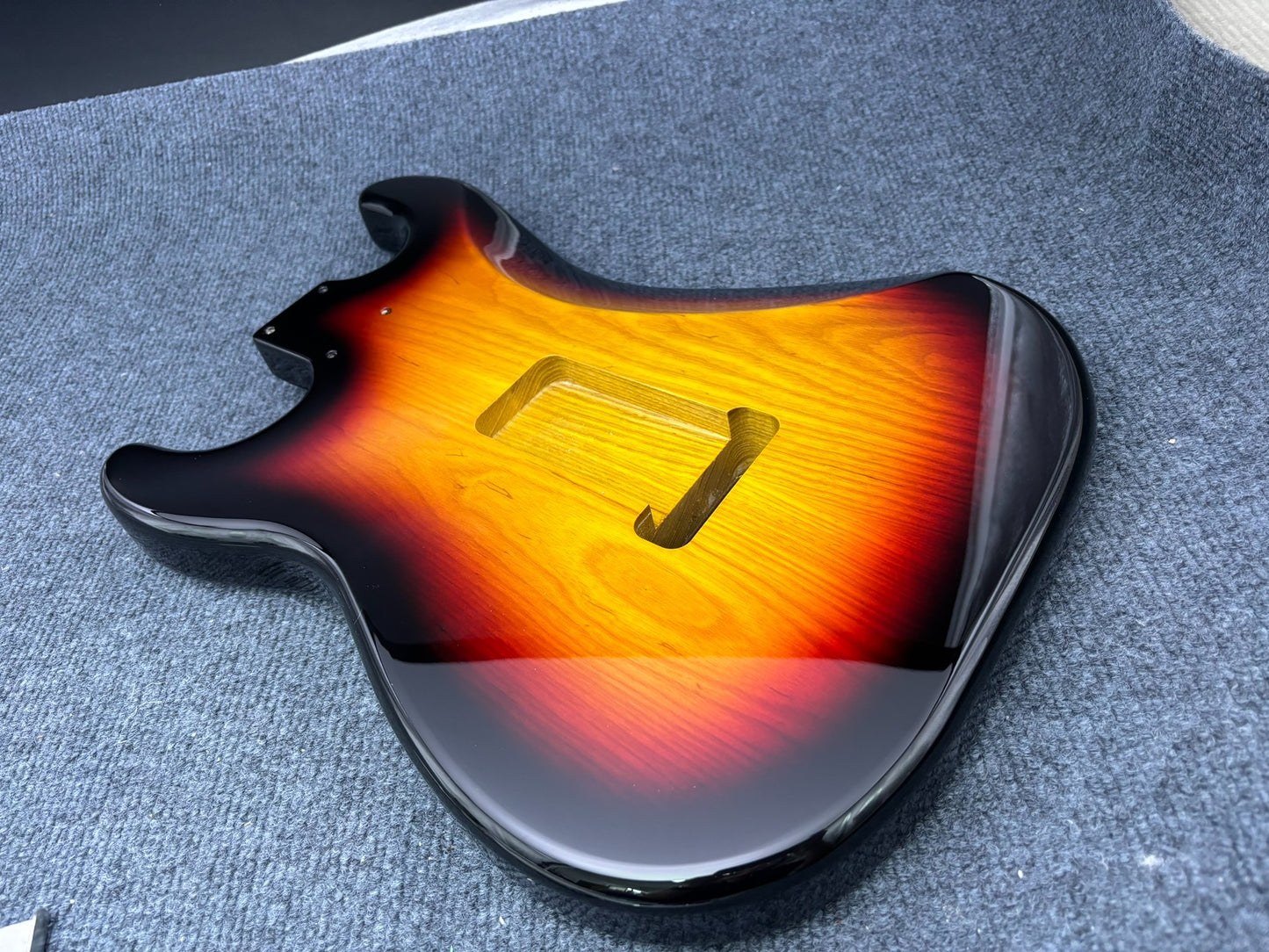 The semi-hollow body of the adapted ST electric guitar is 55.9mm wide and 17mm deep, with standard brass vibrato bridge and customized circuit.