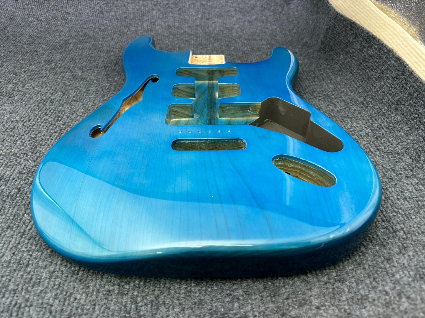 The semi-hollow body of the adapted ST electric guitar is 55.9mm wide and 17mm deep, with standard brass vibrato bridge and customized circuit.