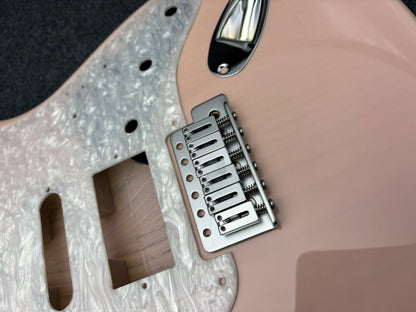 The semi-hollow body of the adapted ST electric guitar is 55.9mm wide and 17mm deep, with standard brass vibrato bridge and customized circuit.
